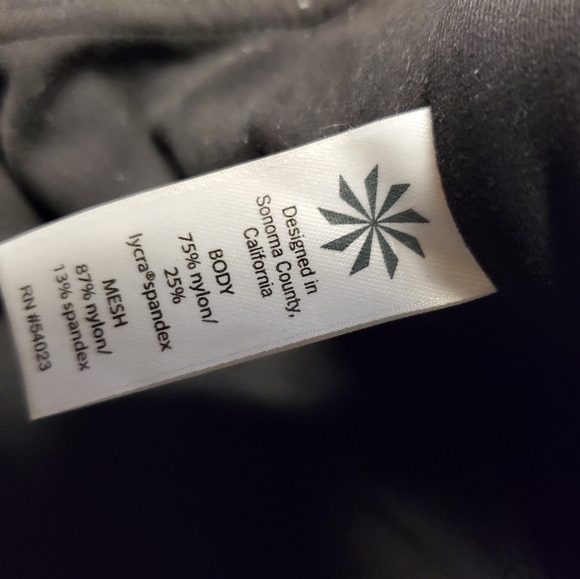 Athleta Highwaist Capri with leg cutout details size small - Picture 13 of 14